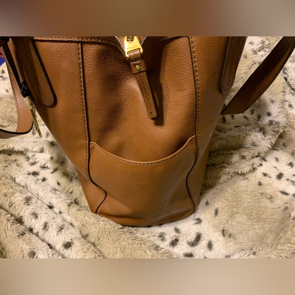 Leather Fossil purse has the key unique design - Picture 8 of 16